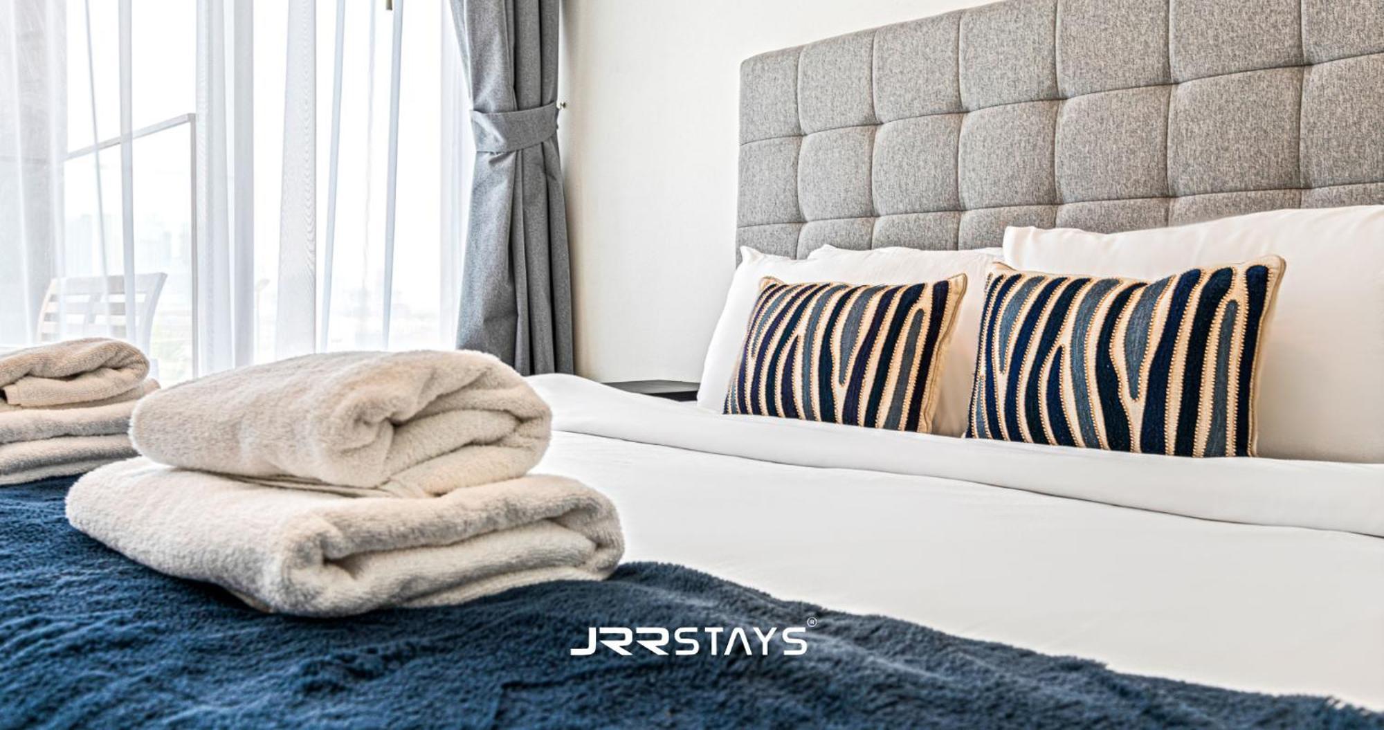 Apartment Stunning Luxury 1br - Modern With Pool View - Jvc *