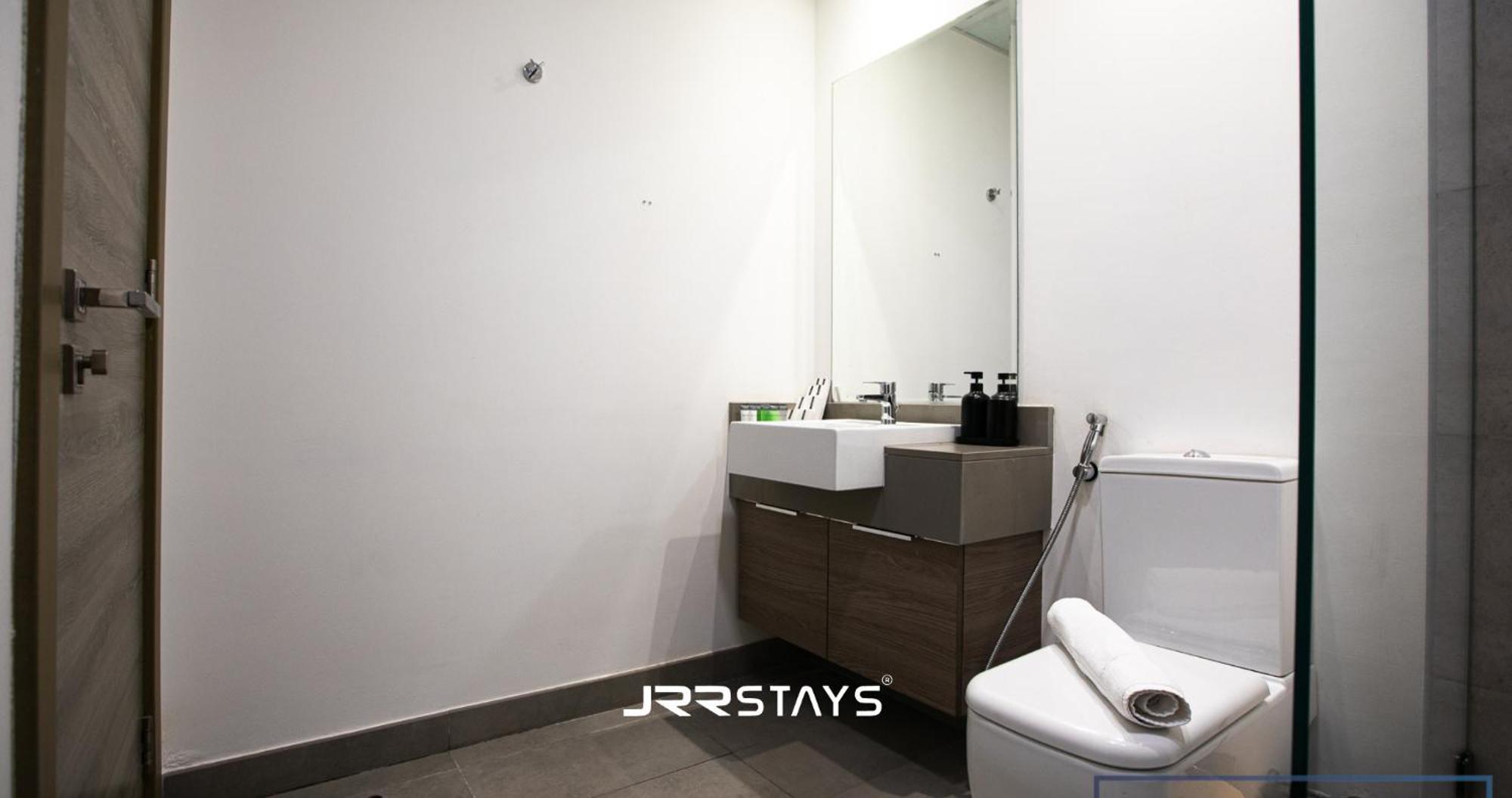 Stunning Luxury 1br - Modern With Pool View - Jvc Apartment *