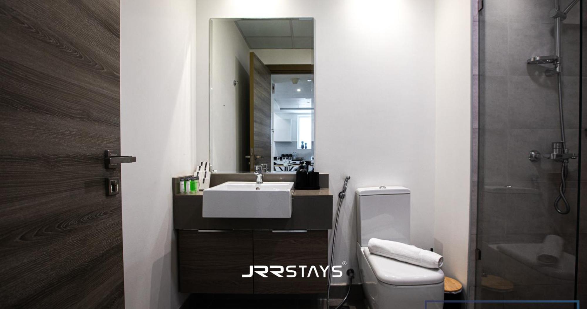 Stunning Luxury 1br - Modern With Pool View - Jvc Apartment