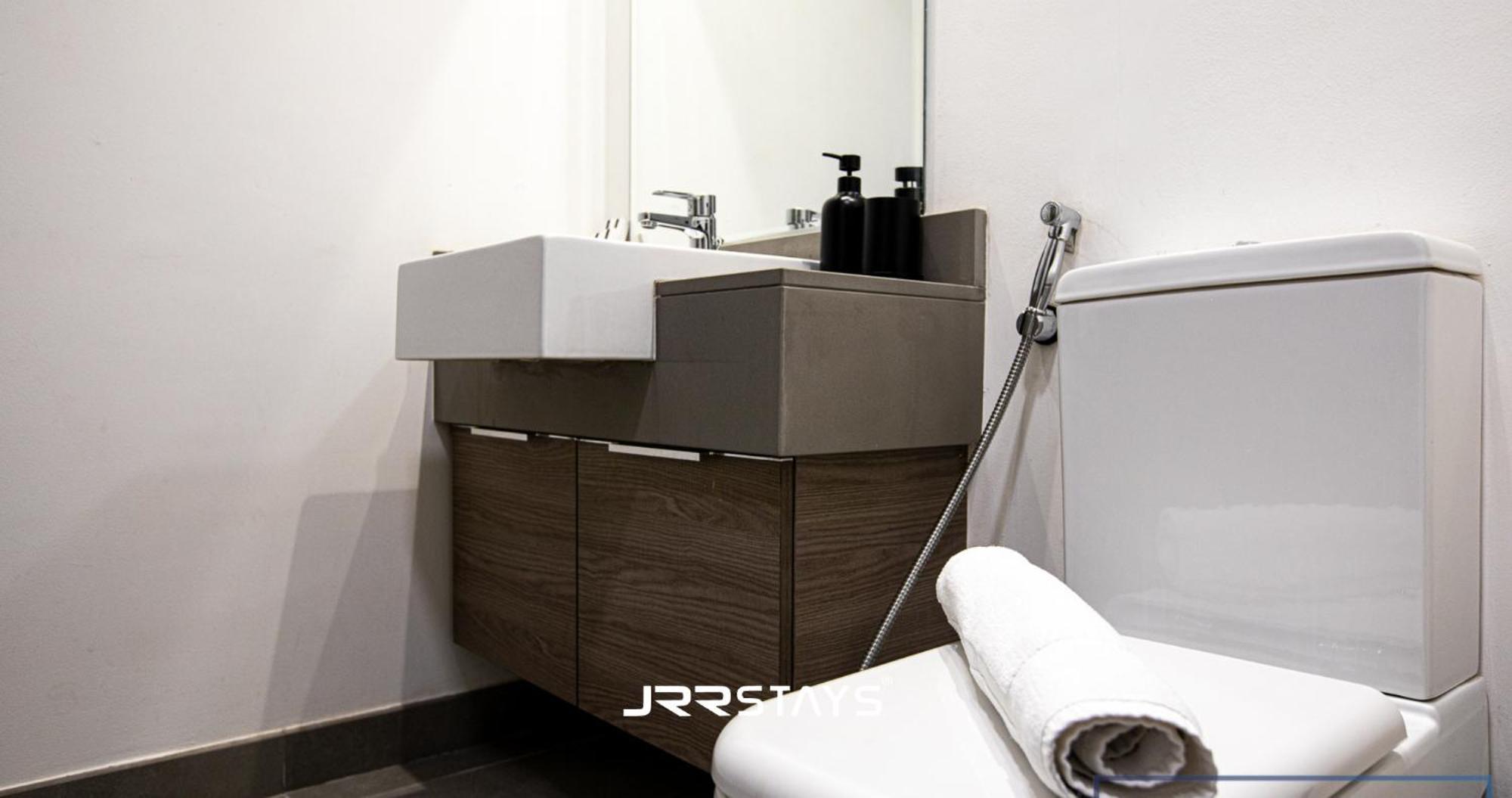 Apartment Stunning Luxury 1br - Modern With Pool View - Jvc Dubai