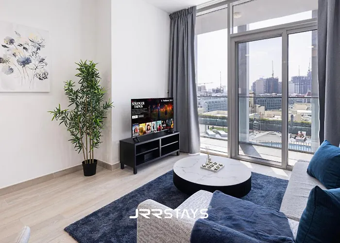 Stunning Luxury 1Br - Modern With Pool View - Jvc
